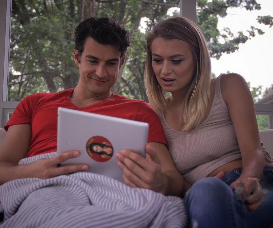 Смотрю порно с девушкой, а потом занимаюсь с ней сексом