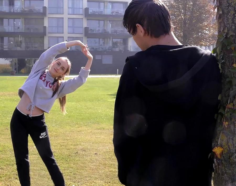 Странный парень подцепил симпатичную девушку возле озера