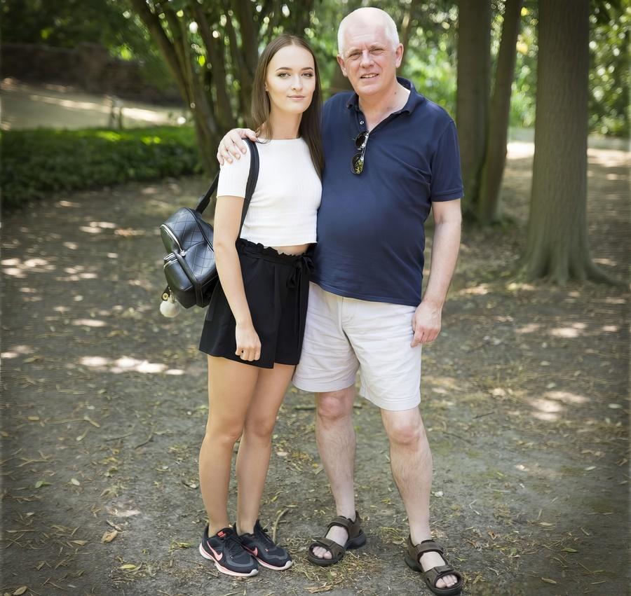 Секс прогулка в лесу седовласого мужчину с красивой молодой студенткой Секс прогулка в лесу седовласого мужчину с красивой молодой студенткой