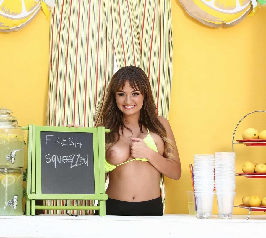 Charlotte Cross трахают в лимонадной будке