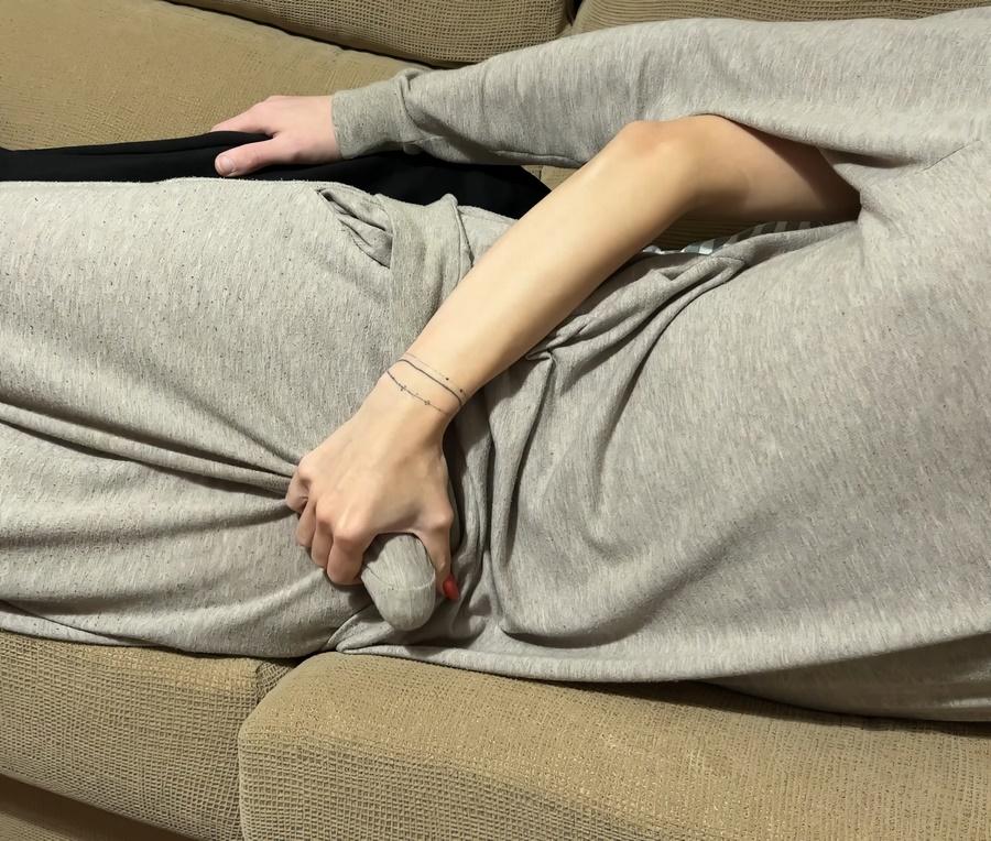 Сводная сестренка обняла сводного брата и вздрочнула ему член