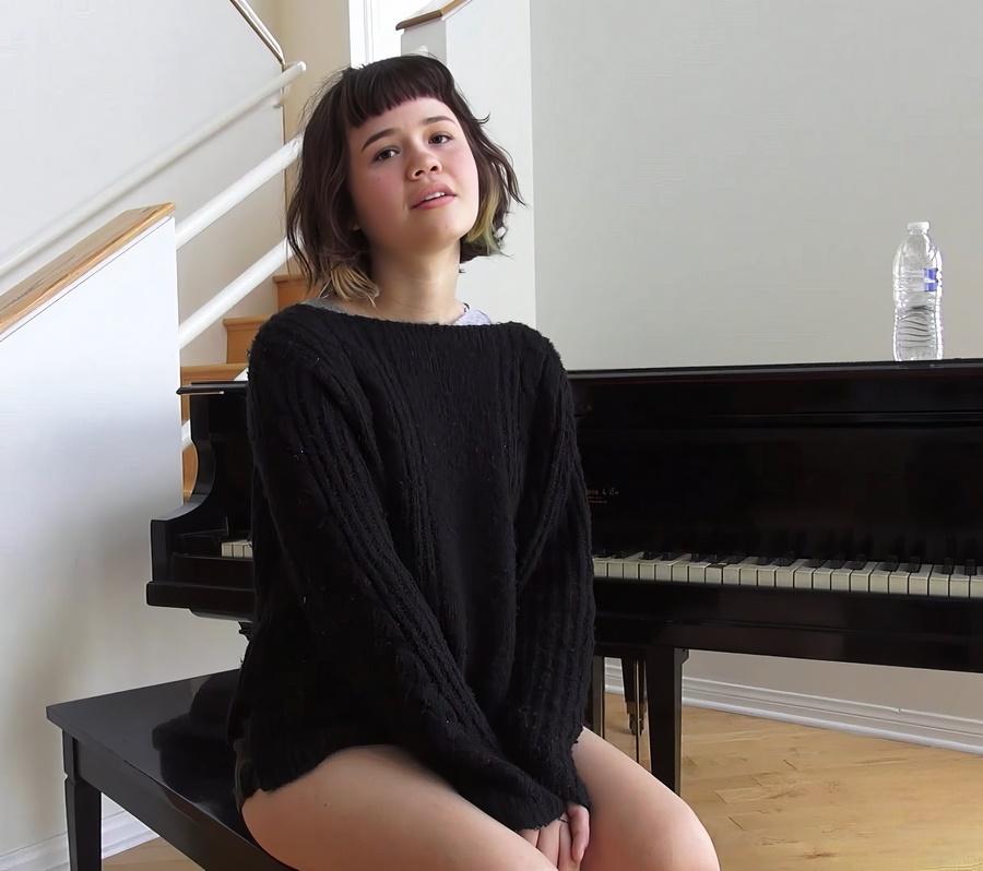 Секс с молодой девушкой Yhivi возле пианино