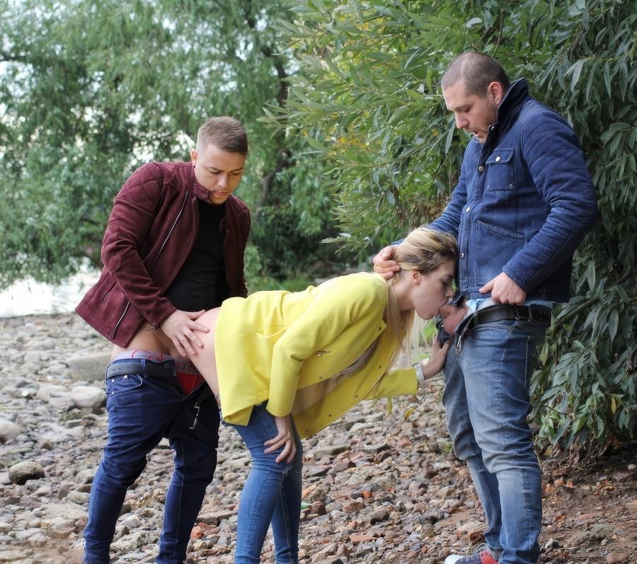 Двое парней ищут студентку готовую отдаться им на улице за деньги Двое парней ищут студентку готовую отдаться им на улице за деньги