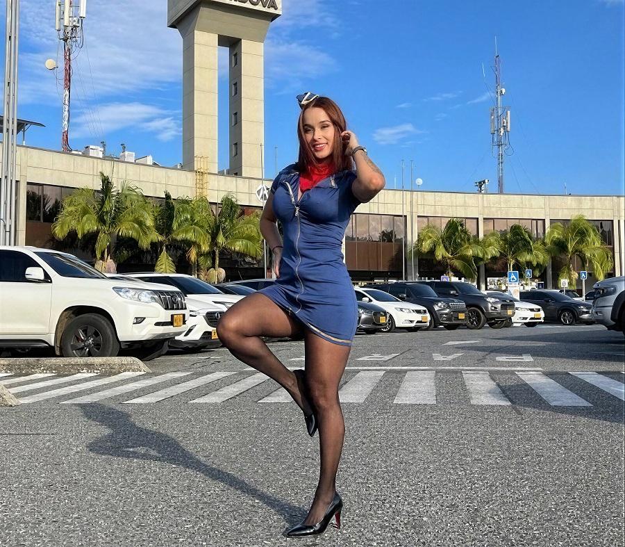 Колумбийская стюардесса занимается страстным сексом в отеле сквозь колготки