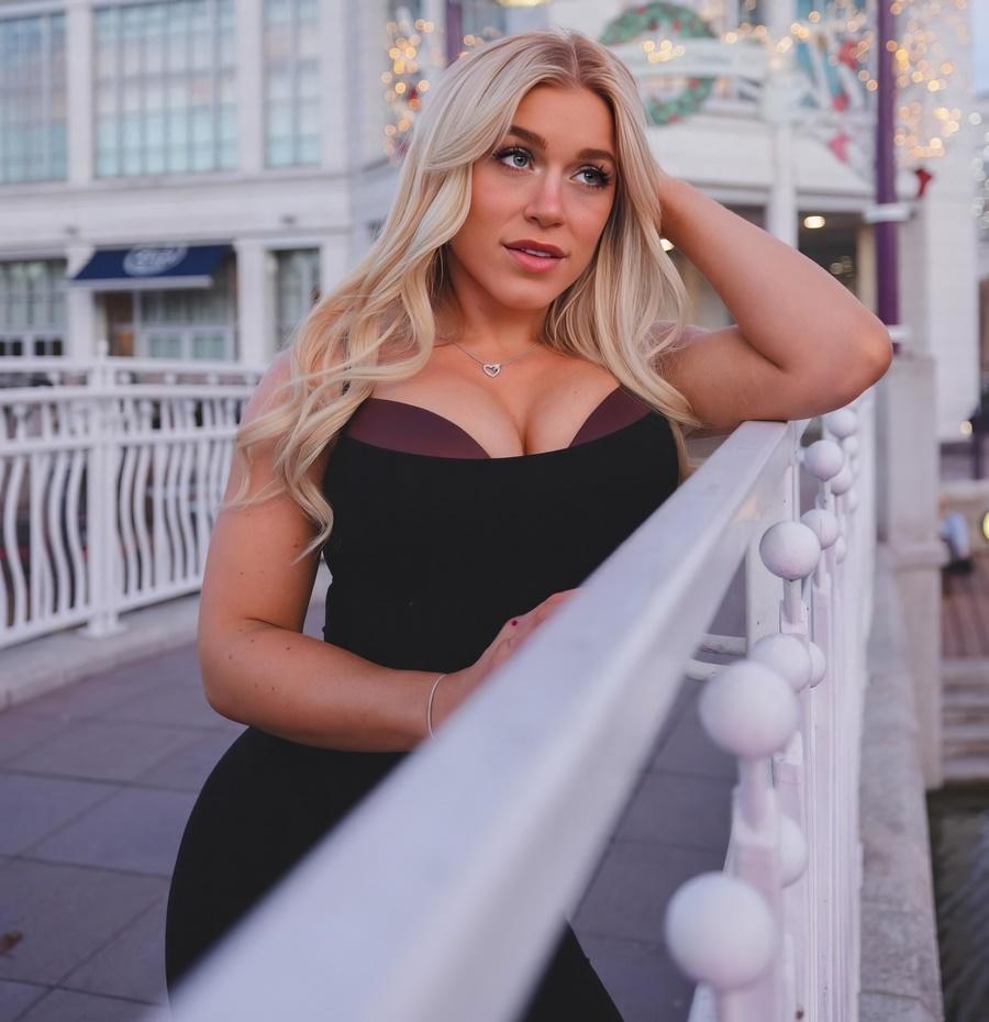 Сексуальная британская красотка на свидании с чернокожим мужчиной у себя в дома