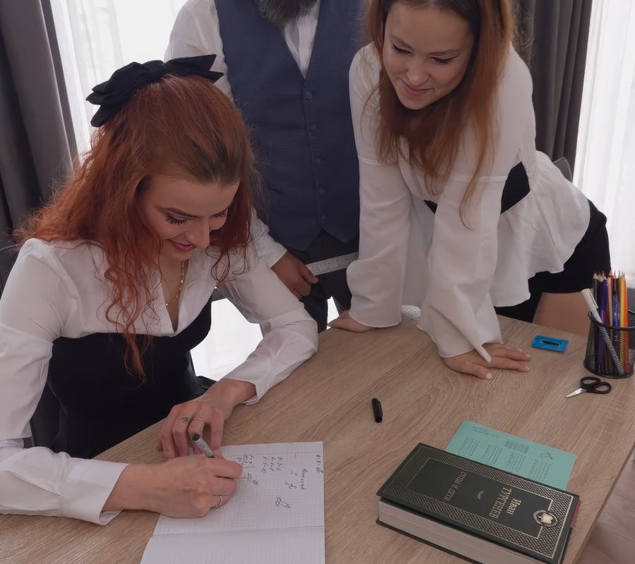 Препод поимел двух молоденьких студенток