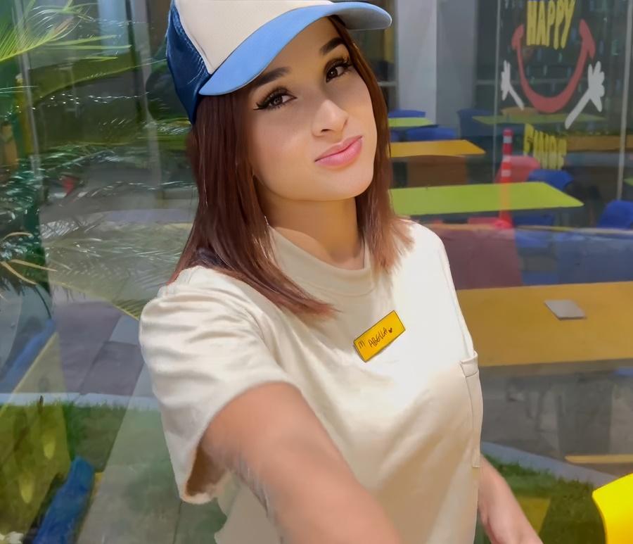 Секс с милой девчонкой работающей в Макдональдсе