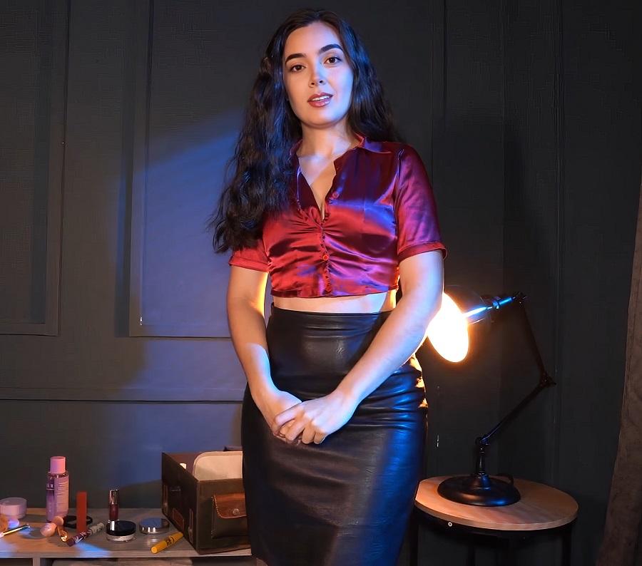 Пасынок шантажирует красивую мачеху перед её уходом на свидание с любовником