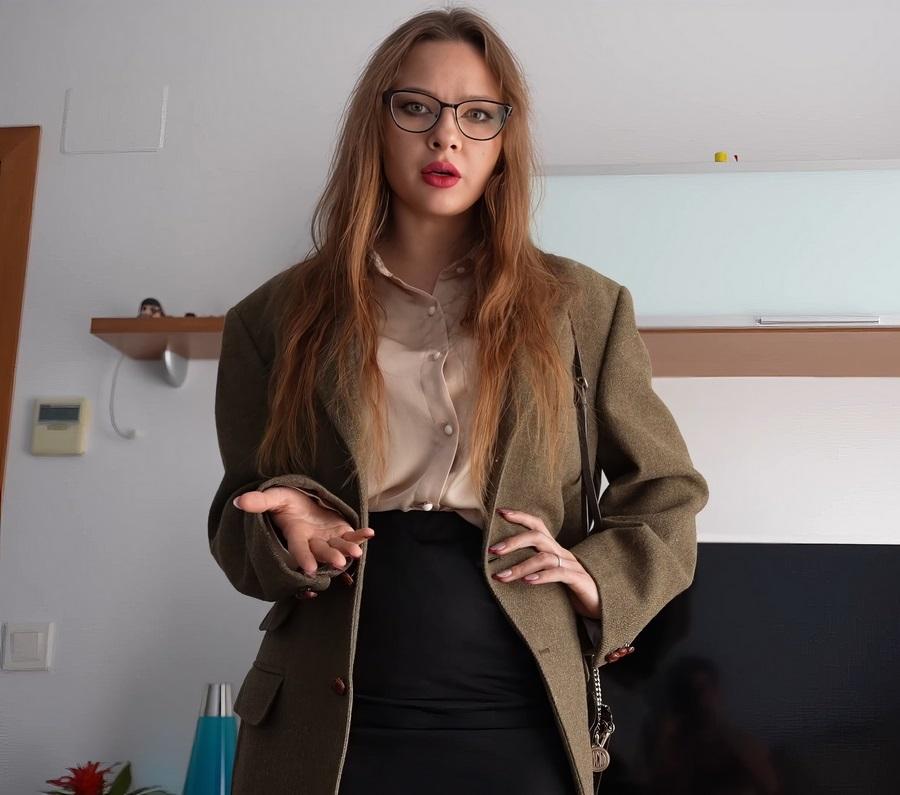 Трахает любимую девушку в попку после прихода её с работы