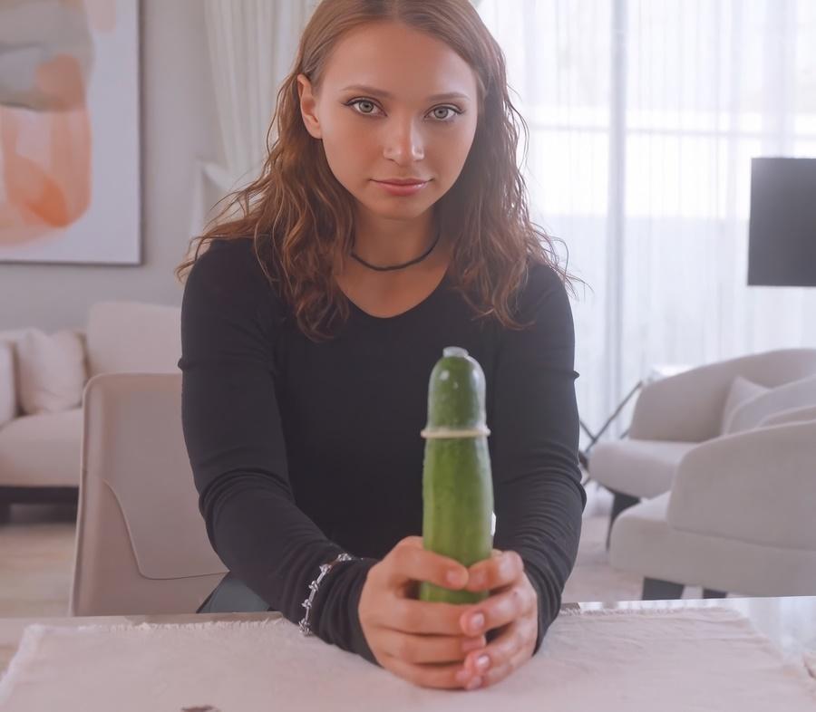 Сводная сестра учится надевать презерватив на член сводного брата