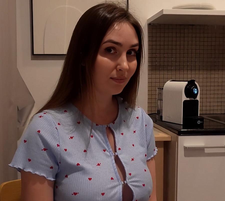 Молодая мачеха соблазняет своего пасынка-моряка после года, проведенного в море