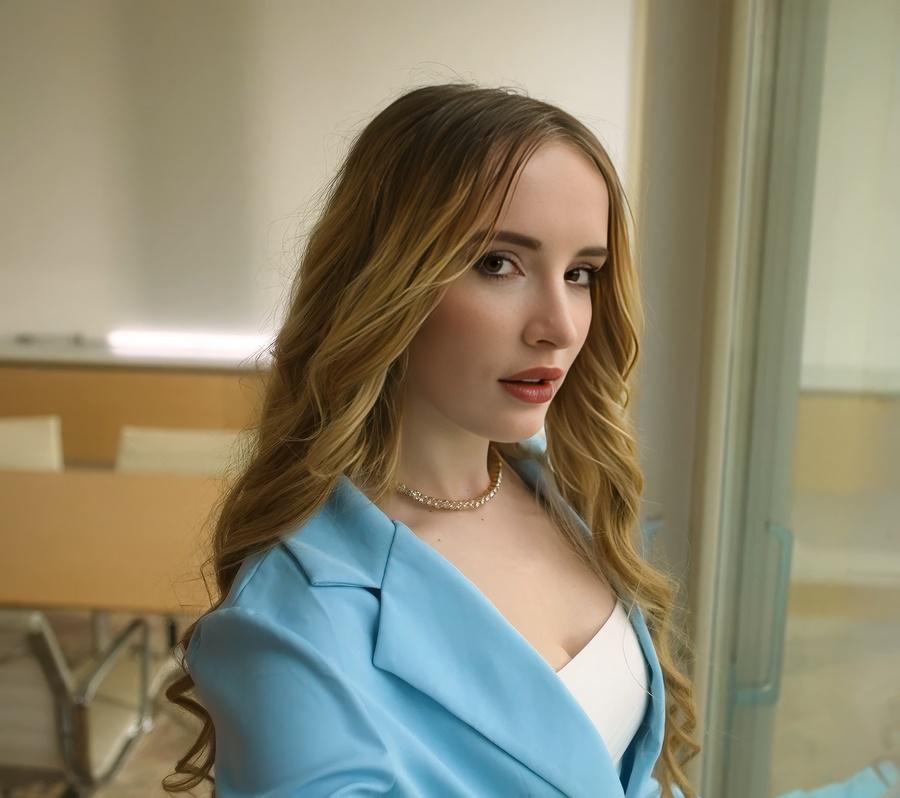 Соблазнение богатой блондинки Polly Yangs