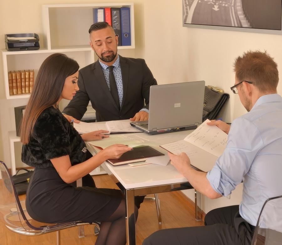 Роскошную брюнетку Alyssia Kent трахают в офисе двойным проникновением