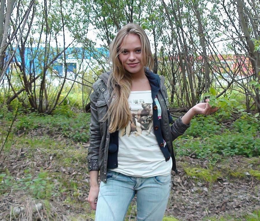 Любительское секс видео с Nestee Shy на кухне