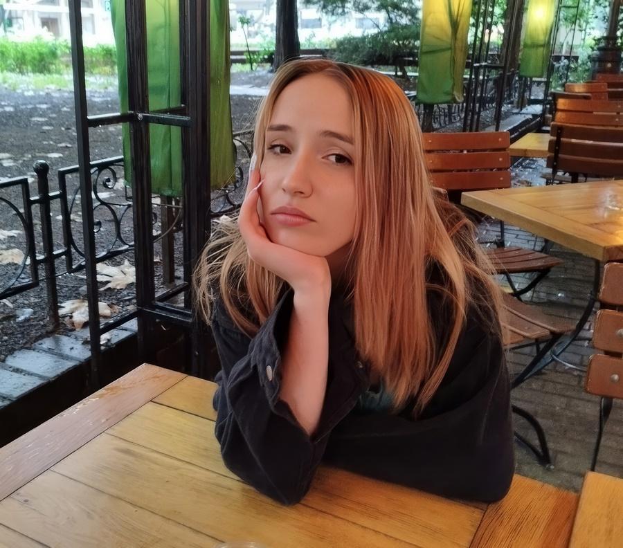 Красивая девушка Polly Yangs мечтает про анал со своим любовником
