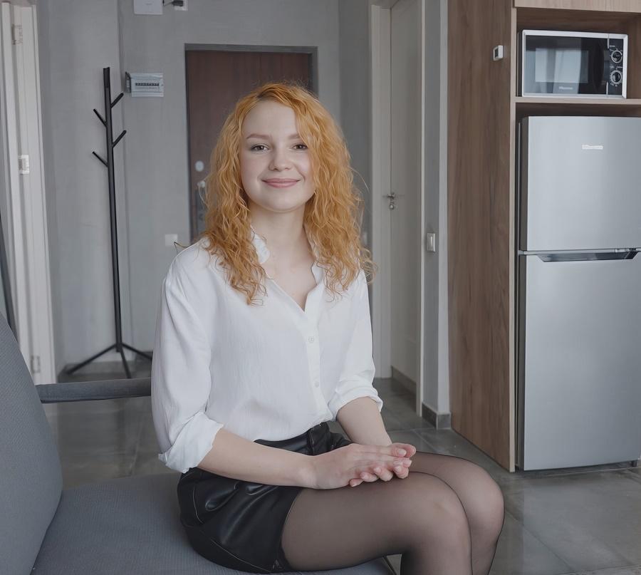 Молодая риэлторша Verlonis Alina убеждает клиента купить квартиру