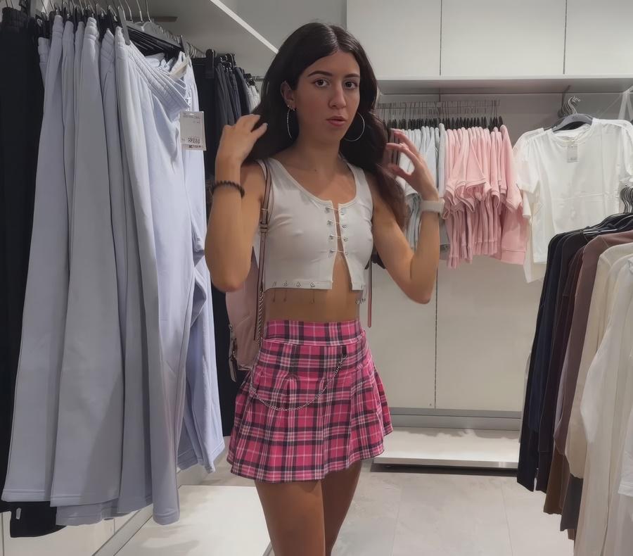 Katty West со спермой на лице гуляет по магазину одежду Katty West со спермой на лице гуляет по магазину одежду