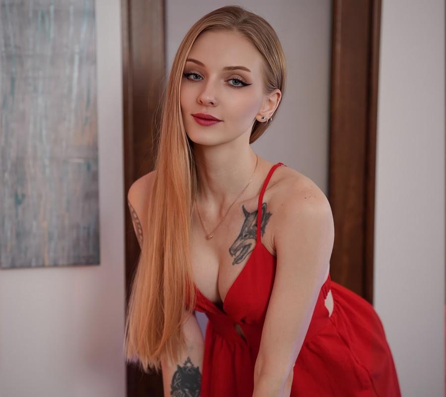 Страстный секс на кухне с милашкой Dolly Rud