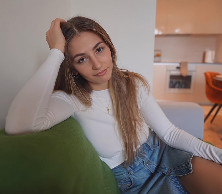 Elina Lizz поссорилась со своим парнем и осталась у меня на ночь Elina Lizz поссорилась со своим парнем и осталась у меня на ночь