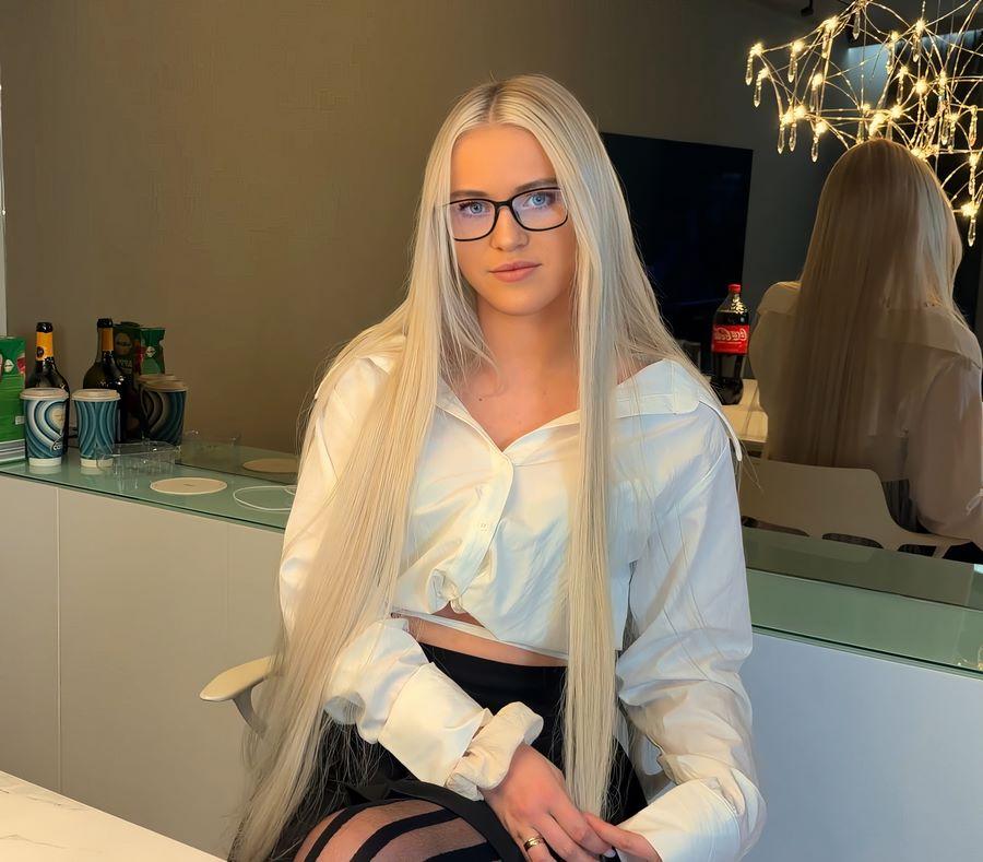 Секс с красивой отличнцией Barbie AngeL Секс с красивой отличнцией Barbie AngeL