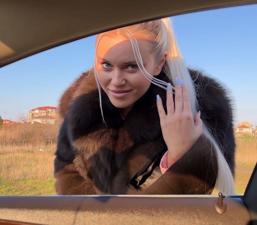 Шлюху в шубе трахает клиент Шлюху в шубе трахает клиент