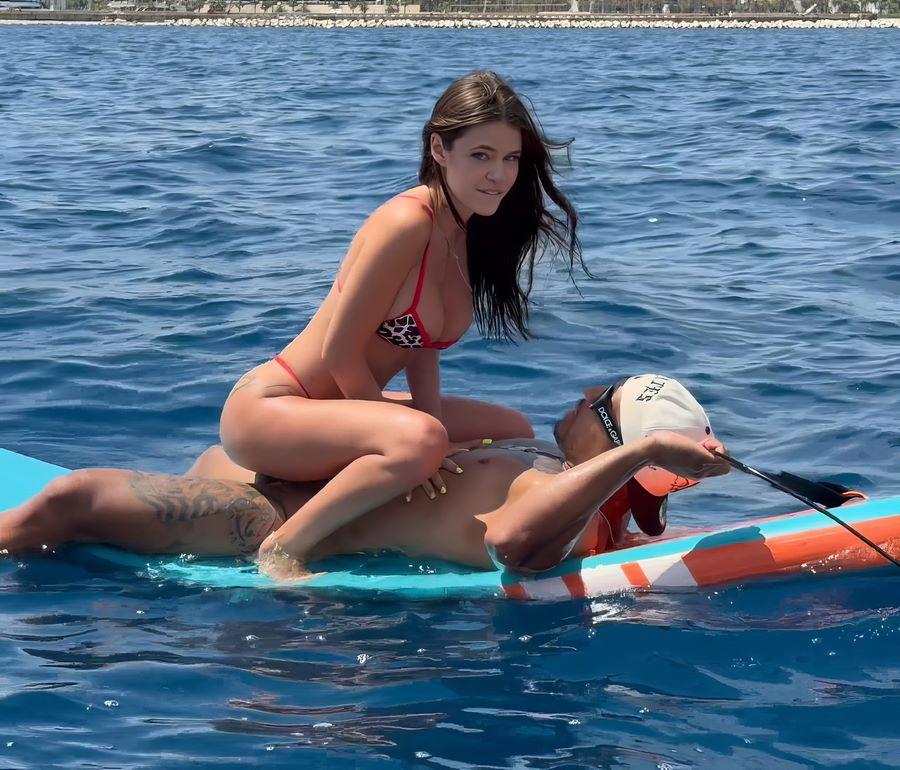 Застукали её за сексом в море, и мы это засняли на камеру Застукали её за сексом в море, и мы это засняли на камеру