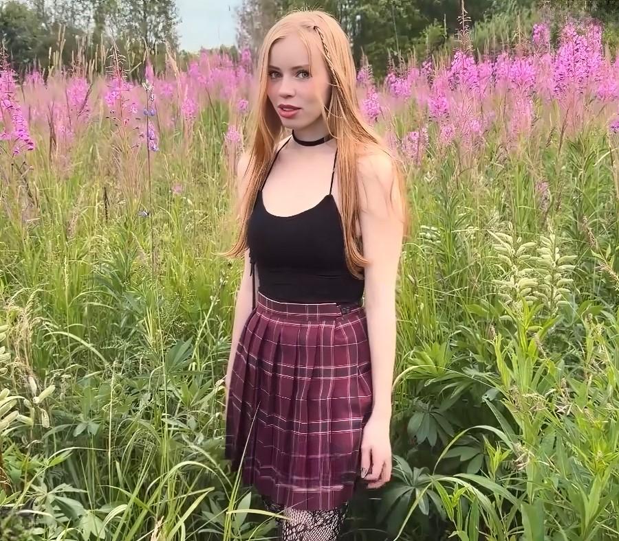 Фотограф развел милую девушку на секс на природе