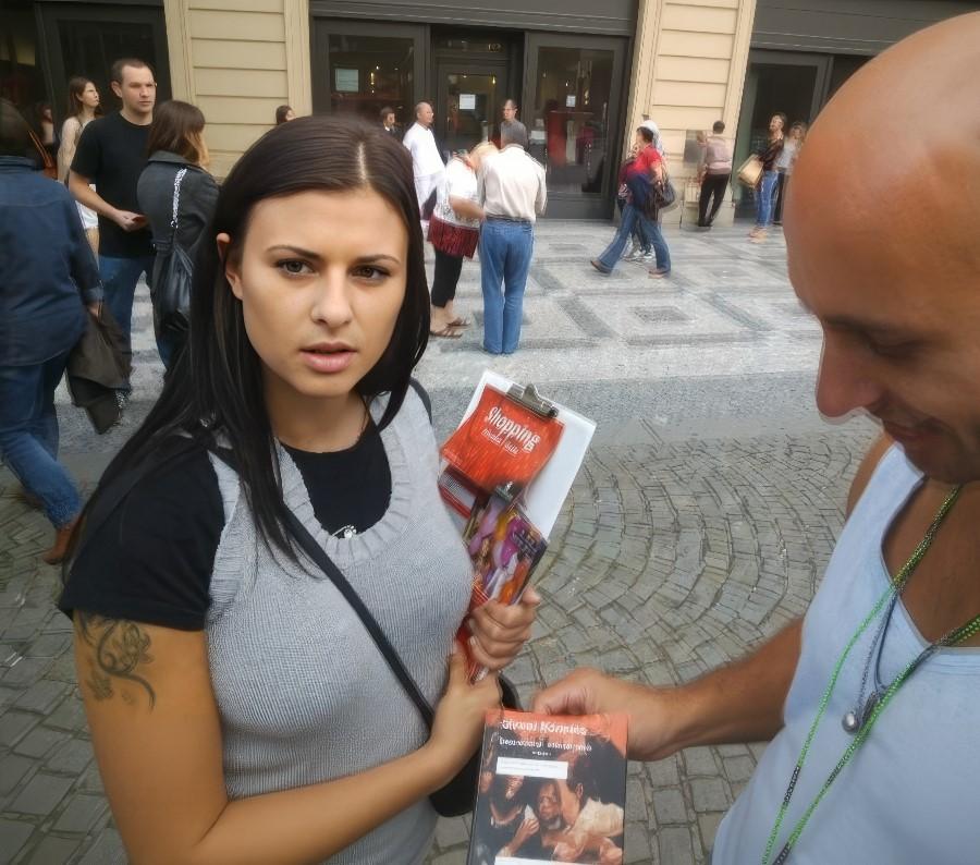 Подцепил на конференции симпатичную девушку и трахнул её Подцепил на конференции симпатичную девушку и трахнул её